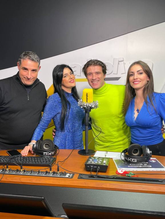 Maria Giovanna Cherchi negli studi di Radiolina con Alberto Masu, Fabiano Gaggini e Valentina Caruso