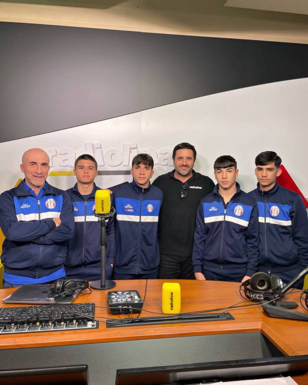 Lele Casini negli studi di Radiolina con Massimo Todde, Mattia Pisano, Filippo Floris, Marco Pirroni e Nicola Dessì