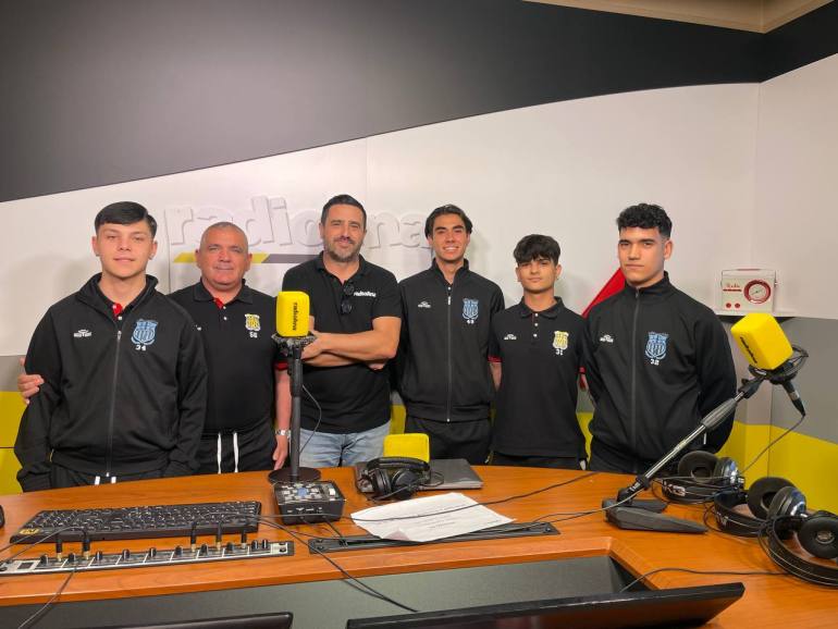 Lele Casini con Antonio Stocchino, Alessandro Spano, Mattia Stocchino, Gabriele Mattana e Matteo Floris negli studi di Radiolina