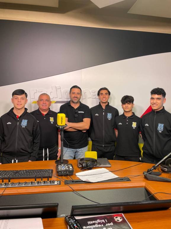 Lele Casini con Antonio Stocchino, Alessandro Spano, Mattia Stocchino, Gabriele Mattana e Matteo Floris negli studi di Radiolina