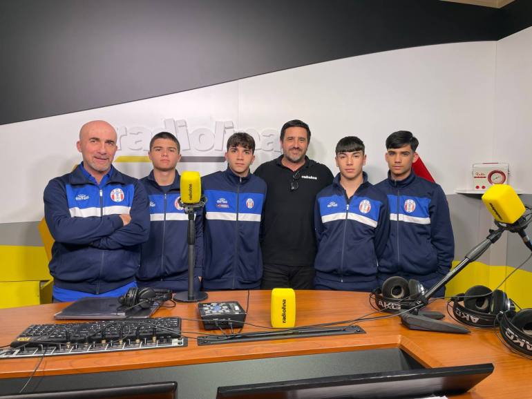 Lele Casini negli studi di Radiolina con Massimo Todde, Mattia Pisano, Filippo Floris, Marco Pirroni e Nicola Dessì