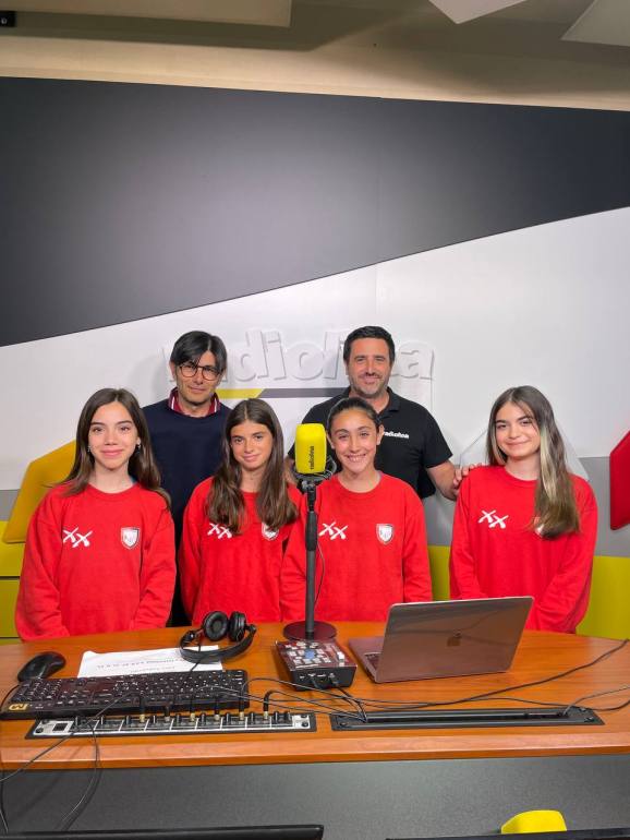 Lele Casini negli studi di Radiolina con Corrado Melis, Alice Sacchetto, Maria Roberta Meloni, Sofia Farigu, Giulia Pilia