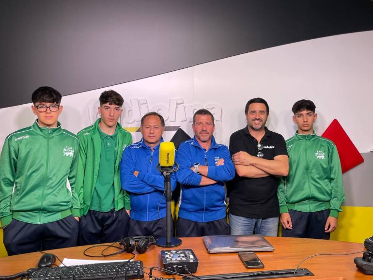 Lele Casini con Enrico Astolfi, Alberto Frau, Davide Grecu, Nicolò Cappai e Alberto Marica negli studi di Radiolina