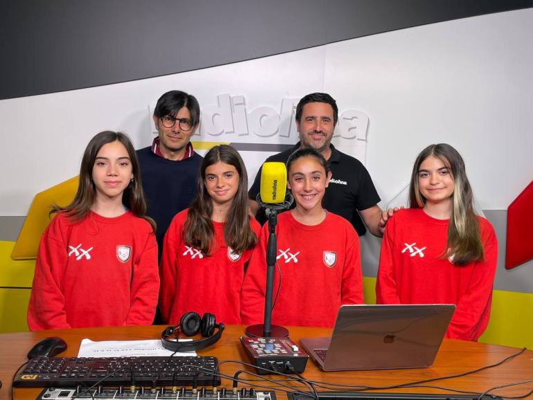 Lele Casini negli studi di Radiolina con Corrado Melis, Alice Sacchetto, Maria Roberta Meloni, Sofia Farigu, Giulia Pilia