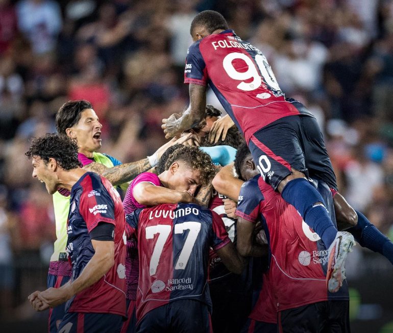 L'esultanza dei giocatori rossoblù (Ph. Facebook Cagliari Calcio)