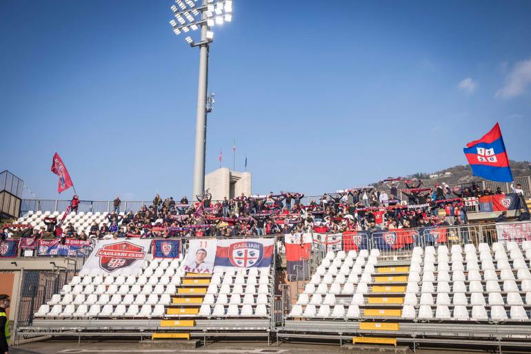 I tifosi del Cagliari a Como (Ph. Facebook Cagliari Calcio)